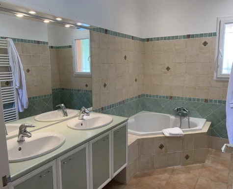 Spacious bathroom on the ground floor