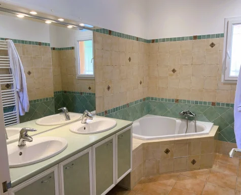 Spacious bathroom on the ground floor